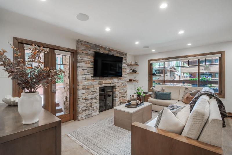 New Listing 3 BR 3 BA Aspen Condo near Gondola - image 32