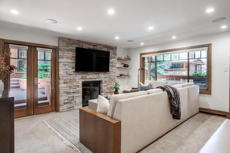 New Listing 3 BR 3 BA Aspen Condo near Gondola - image 47