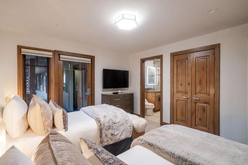 New Listing 3 BR 3 BA Aspen Condo near Gondola - image 37