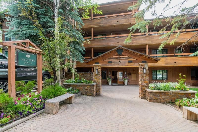 New Listing 3 BR 3 BA Aspen Condo near Gondola - image 35
