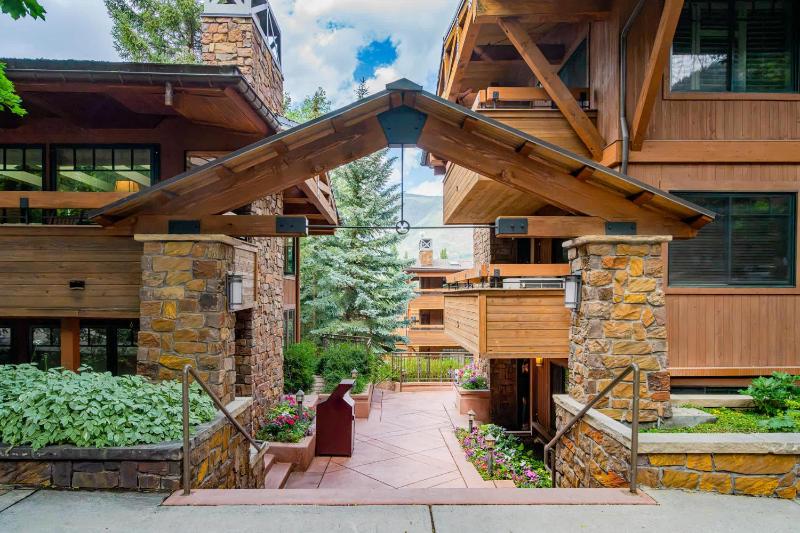 New Listing 3 BR 3 BA Aspen Condo near Gondola - image 34