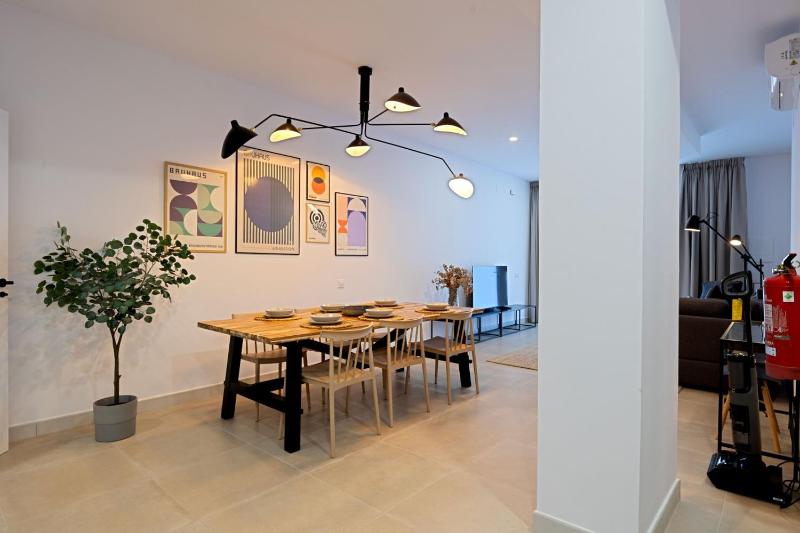 Modern apartment with patio and two bathrooms - image 12