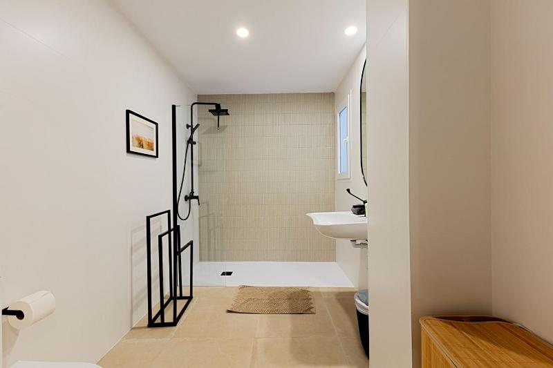 Modern apartment with patio and two bathrooms - image 6