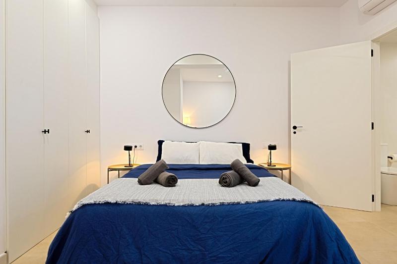 Modern apartment with patio and two bathrooms - image 15