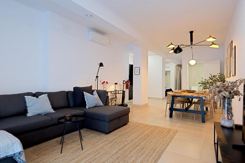 Modern apartment with patio and two bathrooms - image 4