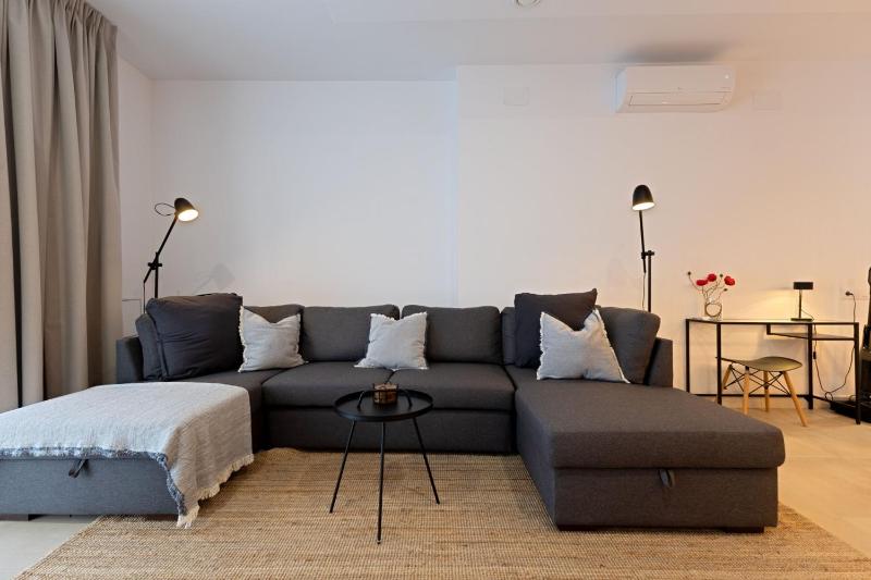 Modern apartment with patio and two bathrooms - image 5