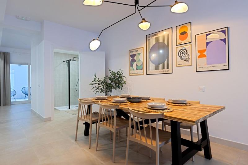 Modern apartment with patio and two bathrooms - image 9