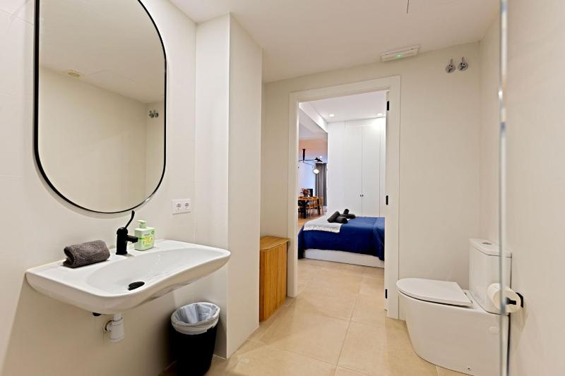 Modern apartment with patio and two bathrooms - image 2