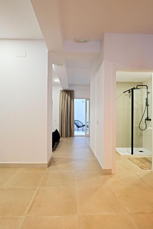 Modern apartment with patio and two bathrooms - image 14