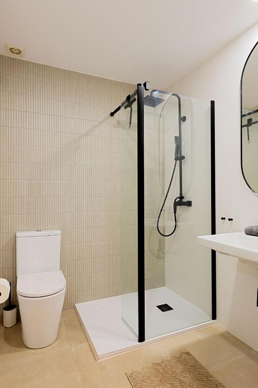 Modern apartment with patio and two bathrooms - image 11