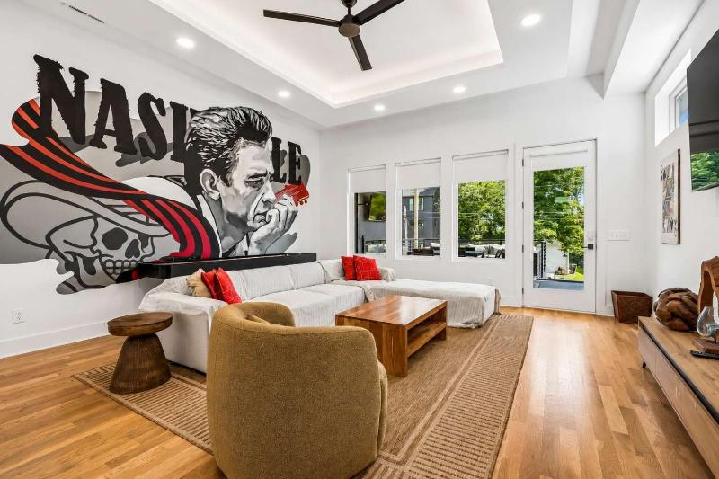 Stylish Multi-Level Retreat Rooftop & Pool Table - image 8