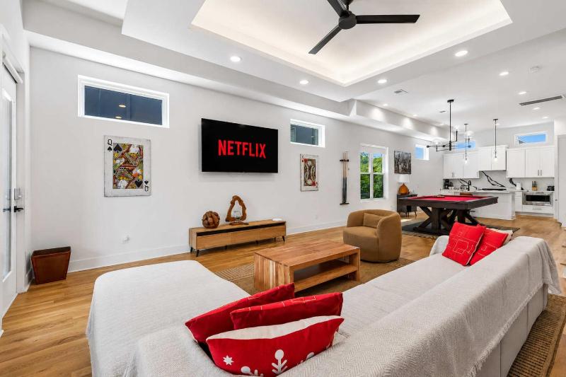 Stylish Multi-Level Retreat Rooftop & Pool Table - image 13