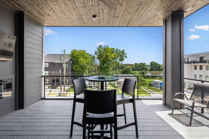 Stylish Multi-Level Retreat Rooftop & Pool Table - image 16