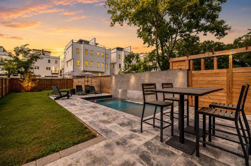 Stylish Multi-Level Retreat Rooftop & Pool Table - image 9