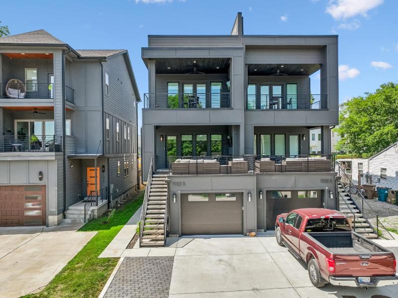 Stylish Multi-Level Retreat Rooftop & Pool Table - image 7