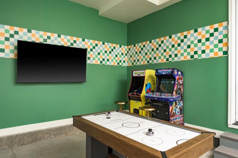 Hot Tub Rooftop Game Room 4br 4ba - image 26