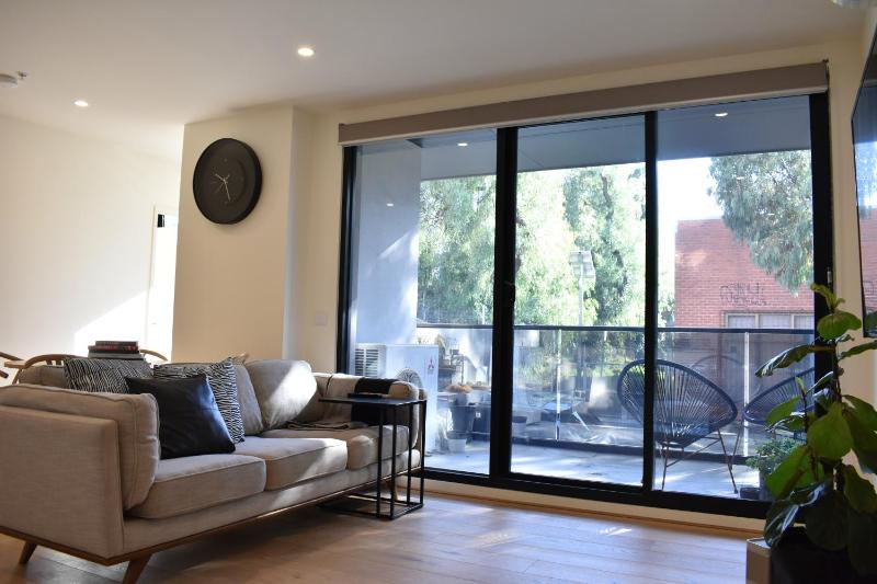 Charming 2 Bedroom Apartment In Richmond Close to MCG - image 1