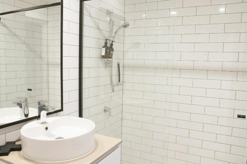 Charming 2 Bedroom Apartment In Richmond Close to MCG - image 6