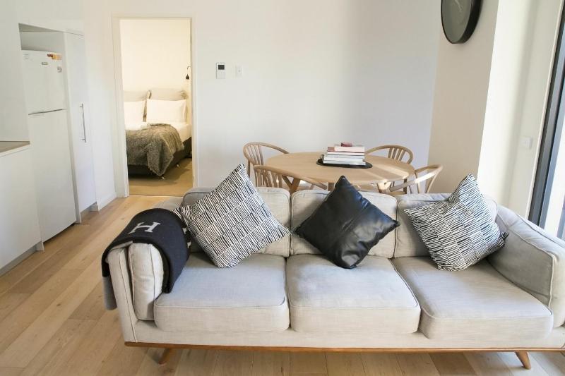 Charming 2 Bedroom Apartment In Richmond Close to MCG - image 2