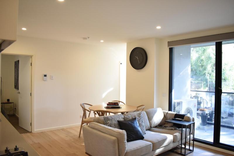 Charming 2 Bedroom Apartment In Richmond Close to MCG - image 11
