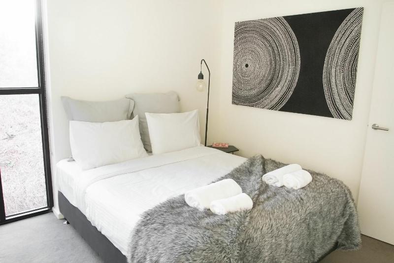 Charming 2 Bedroom Apartment In Richmond Close to MCG - image 3