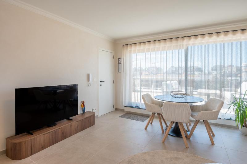 Cosy couples' retreat with 2 terraces - image 6