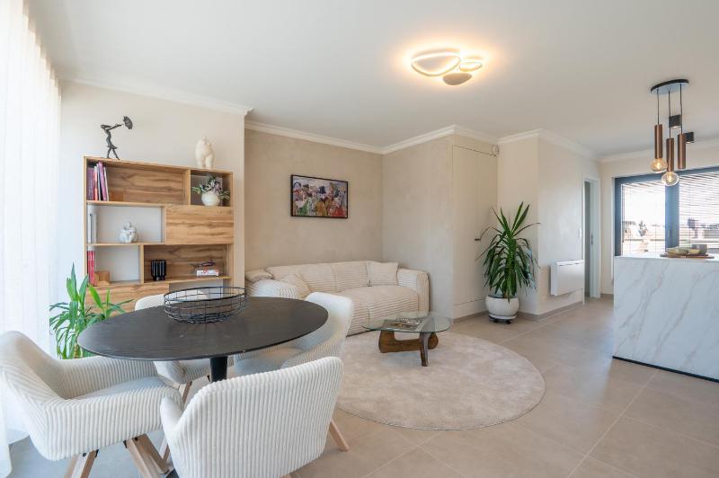 Cosy couples' retreat with 2 terraces - image 23