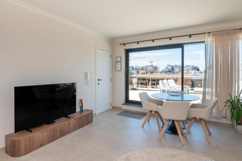 Cosy couples' retreat with 2 terraces - image 9