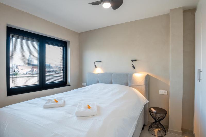 Cosy couples' retreat with 2 terraces - image 13