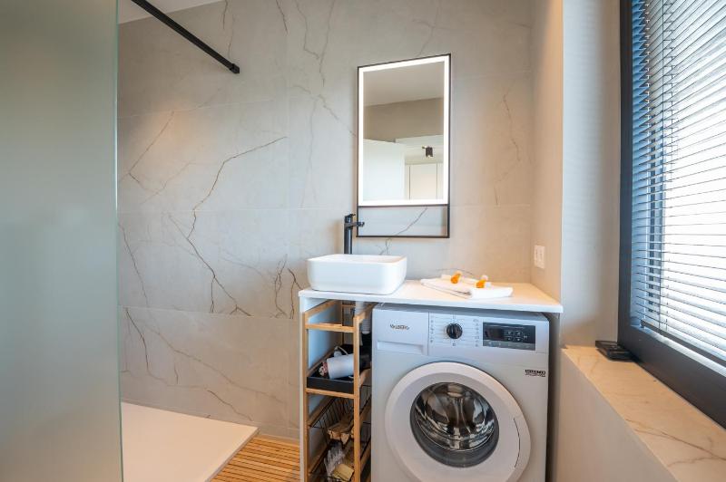 Cosy couples' retreat with 2 terraces - image 24