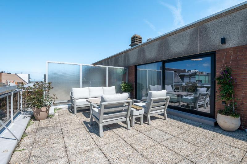 Cosy couples' retreat with 2 terraces - image 7
