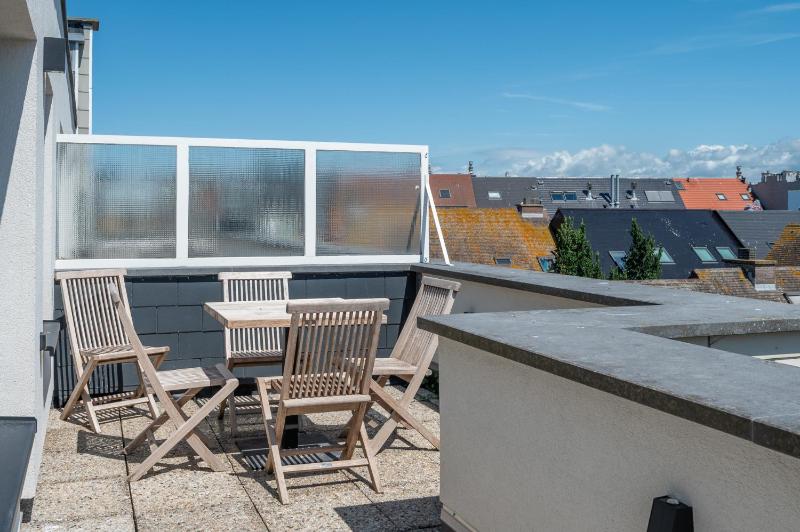 Cosy couples' retreat with 2 terraces - image 11