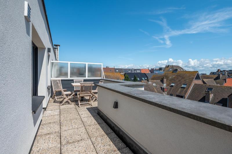 Cosy couples' retreat with 2 terraces - image 8