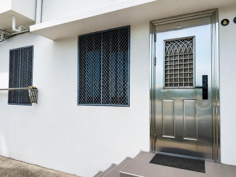 Two bedroom -King sized bedroom-Free parking - image 11