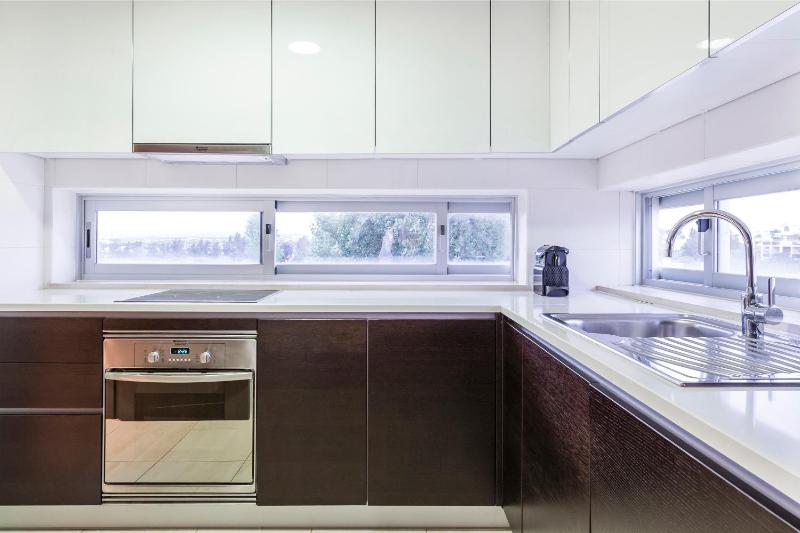 Deluxe Three-Bedroom Apartment image 4