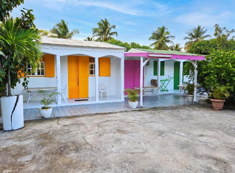 Bungalow charmant au Moule avec vue sur jardin - image 3