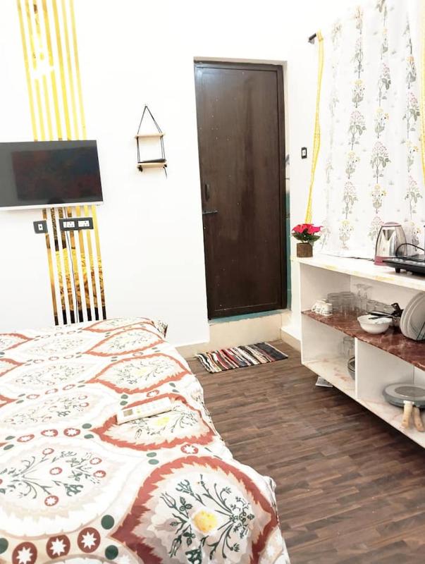 Elegant Room | 1.2 km WhiteTown | Kitchenette - image 15