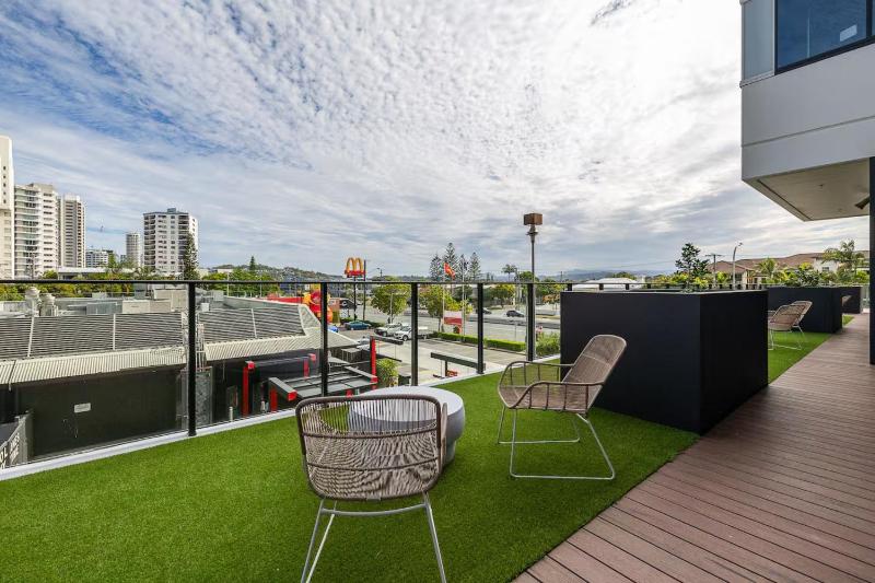 Beautiful 2BDR near the beach with Pool n Parking - image 10