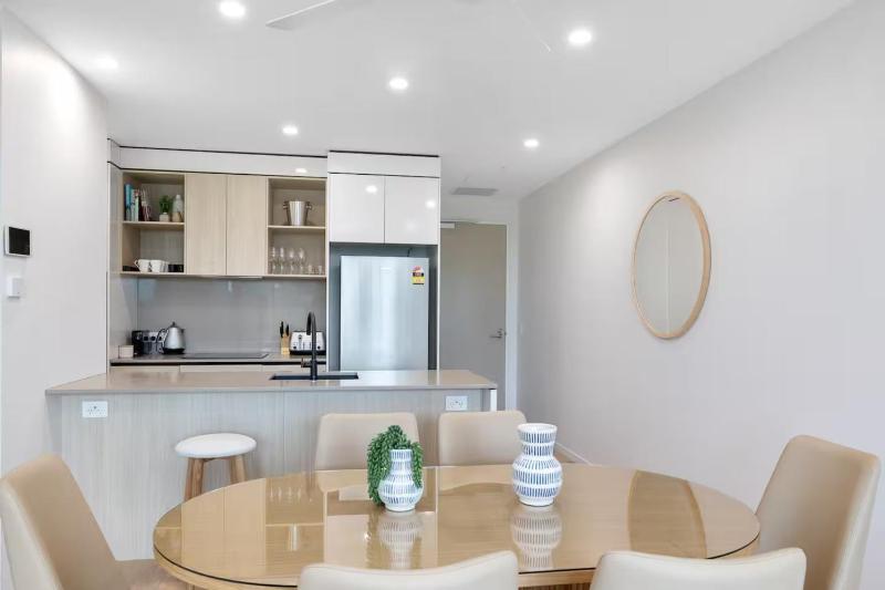 Beautiful 2BDR near the beach with Pool n Parking - image 8