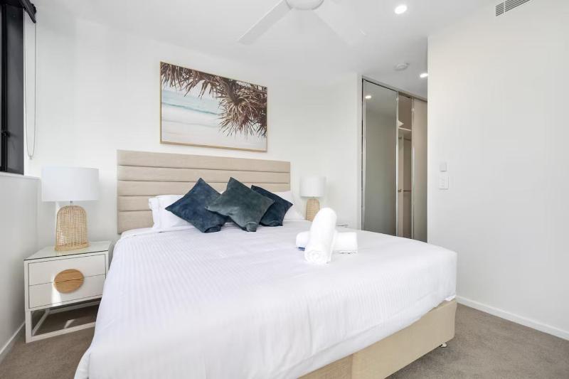 Beautiful 2BDR near the beach with Pool n Parking - image 16