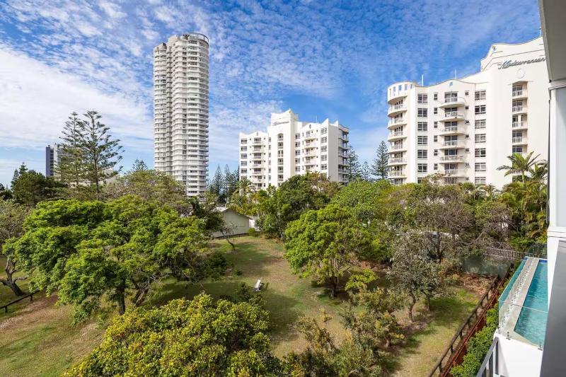 Beautiful 2BDR near the beach with Pool n Parking - image 2