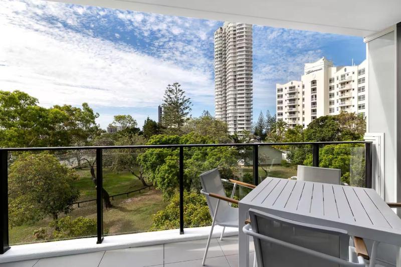 Beautiful 2BDR near the beach with Pool n Parking - image 13