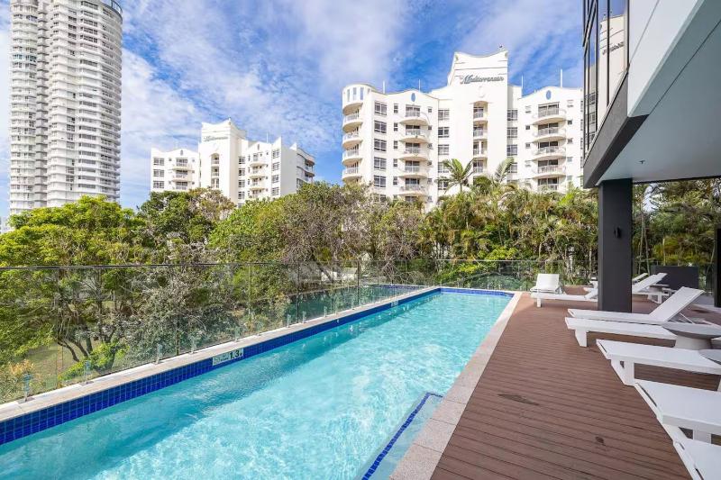 Beautiful 2BDR near the beach with Pool n Parking - image 11