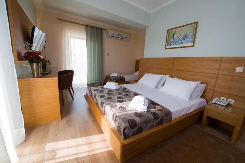 Deluxe Triple Room image 2