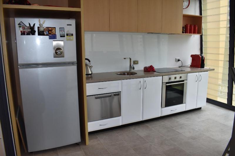 Spacious 1 Bedroom Apartment in the Heart of Melbourne's CBD - image 9