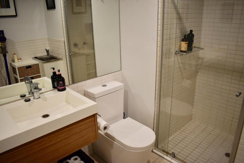 Spacious 1 Bedroom Apartment in the Heart of Melbourne's CBD - image 8