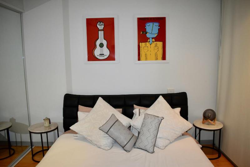 Spacious 1 Bedroom Apartment in the Heart of Melbourne's CBD - image 4