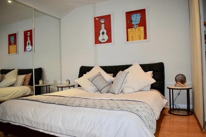 Spacious 1 Bedroom Apartment in the Heart of Melbourne's CBD - image 5