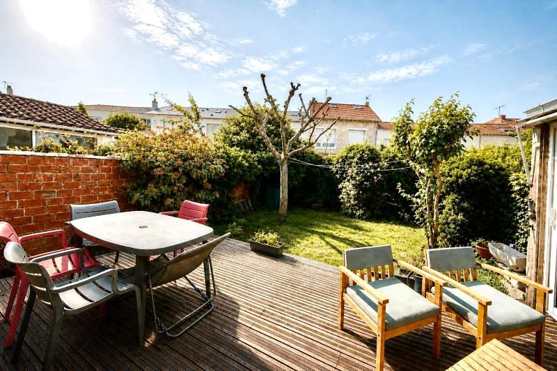 Charming home near beaches & center - image 11