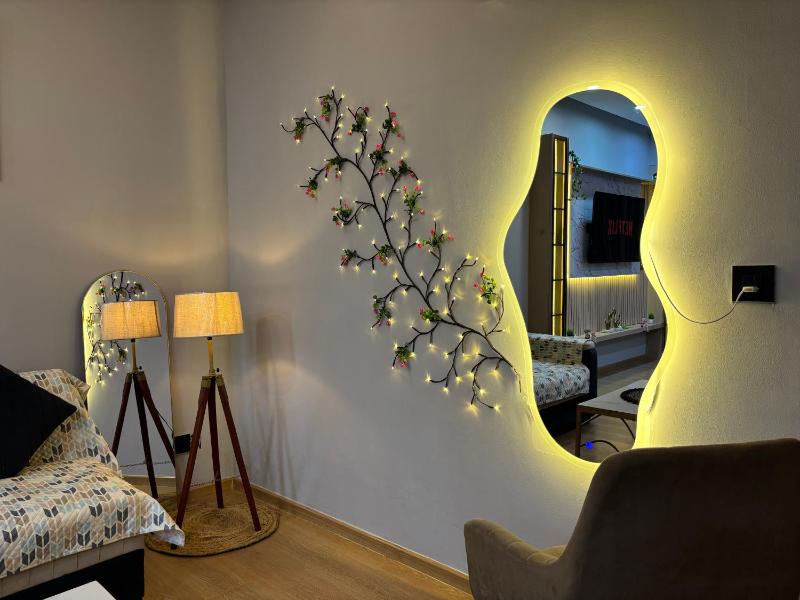 Cozy Luxury Studio Couple getaway & staycation City Views - image 16